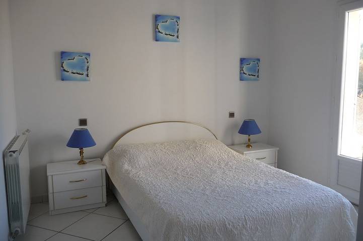 Gîte pour 2 personnes, avec piscine ainsi que terrasse et jardin à La Tour-d'Aigues - 2