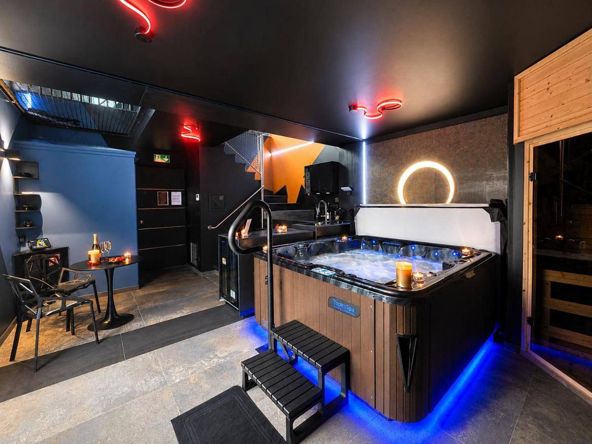Suite Adawaspa - Sauna, Hammam et Spa privatifs in Lallaing, Département Nord