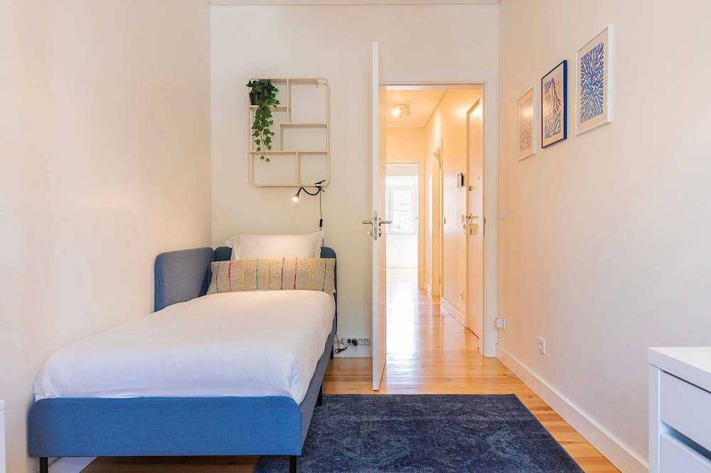 Ganze Wohnung, Apartment T3 65m2, 3 bedroom at Paço de Arco in Paço de Arcos, Costa de Lisboa