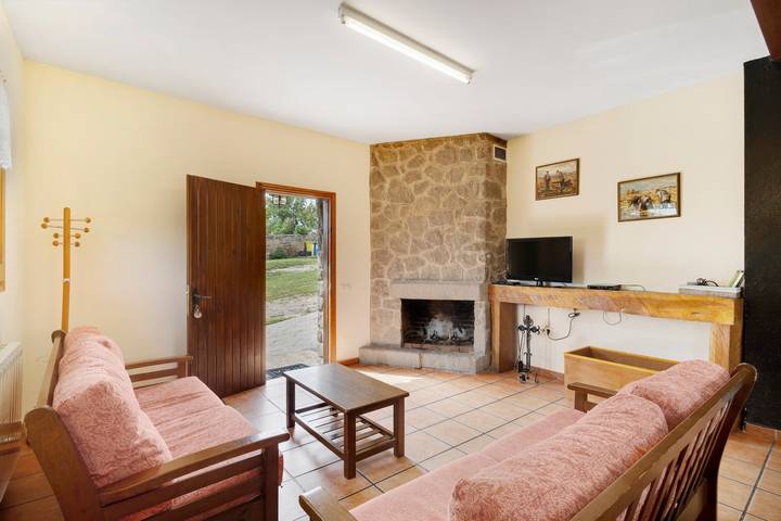 Apartamento 'Les Cases' con vistas a la montaña, piscina privada y Wi-Fi in Sagás, Provincia de Barcelona