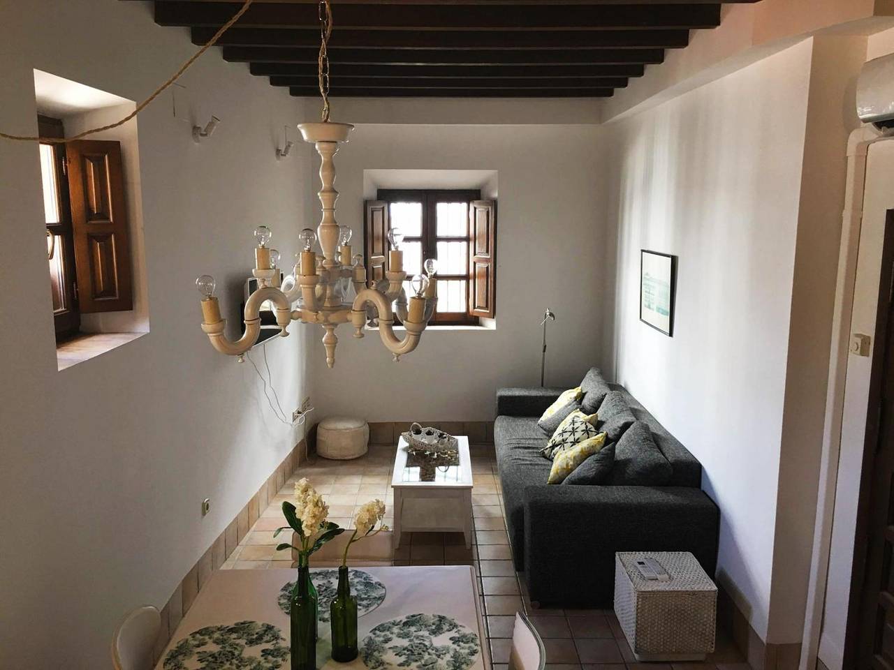 Entire apartment, Apartment Elvira Street with Wifi and Air Conditioning in Centro-Sagrario, Granada