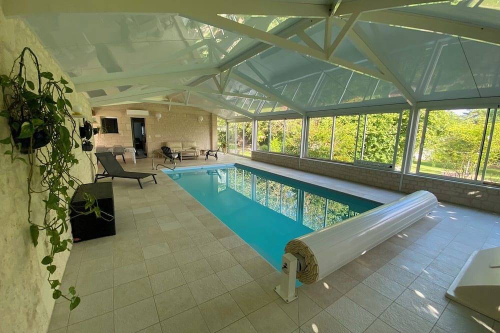 Lodging with indoor pool! Ideally located for discovering the region in Bussac-sur-Charente, Saintes region