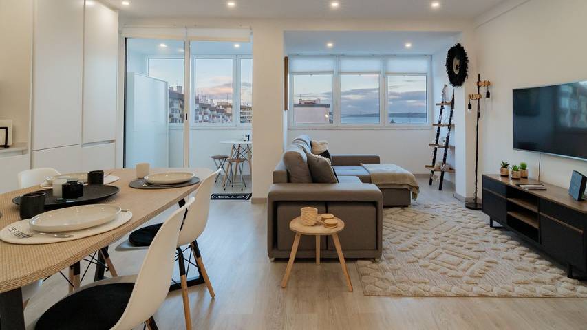 Ganze Wohnung, Stylish Apartment W/ River View by Lovelystay in Oeiras, Costa de Lisboa