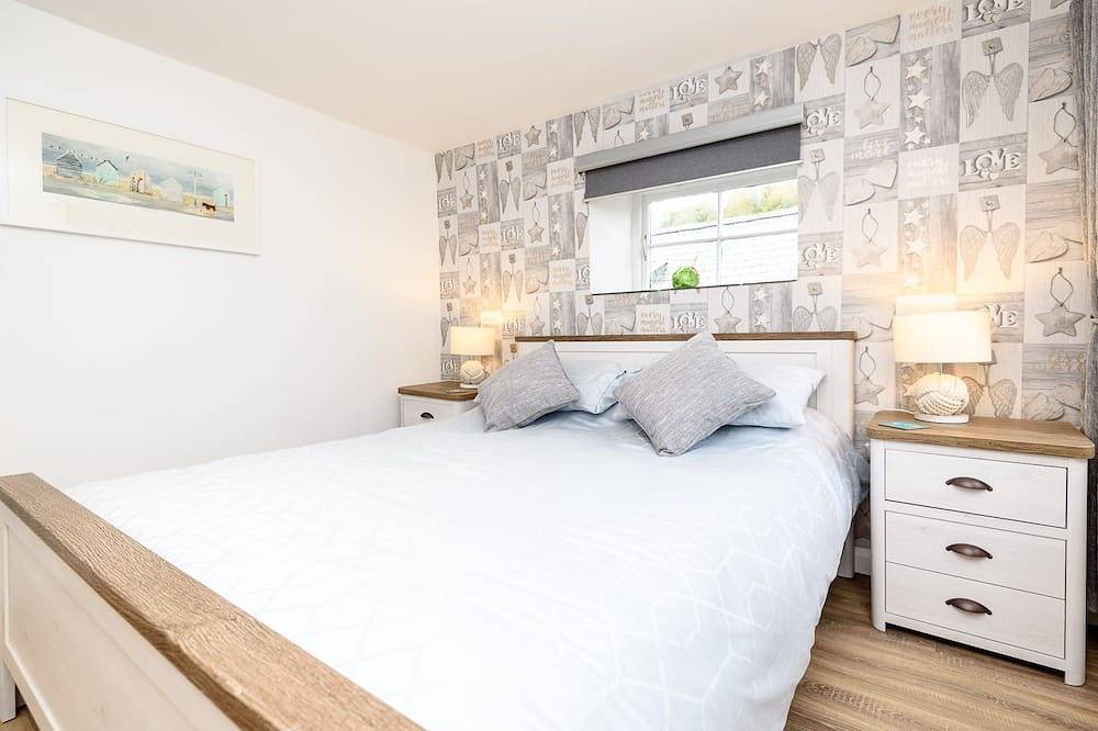 Delightful town centre apartment for four. in Looe, Cornwall