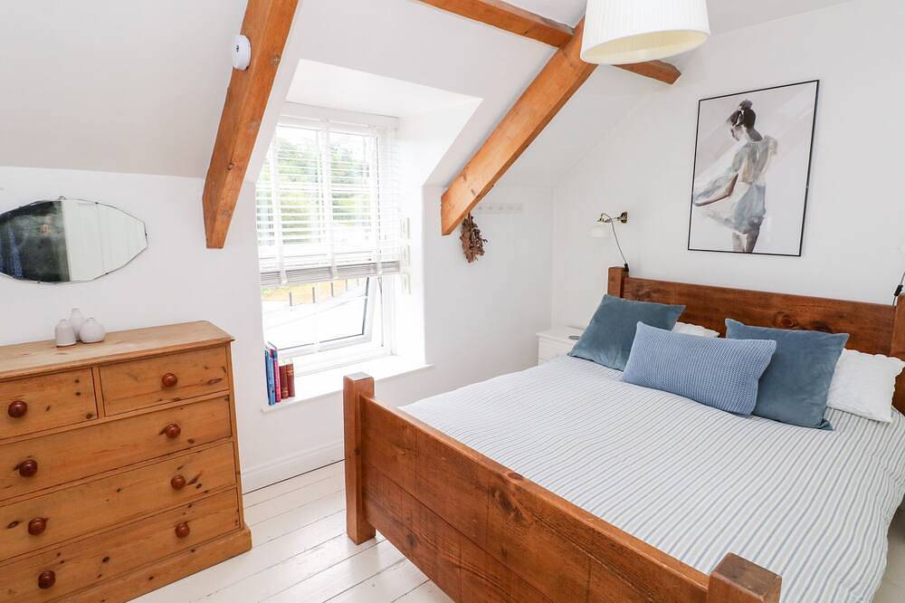 3 Bridge Villas, pet friendly, country holiday cottage in Narberth in Narberth, Pembrokeshire