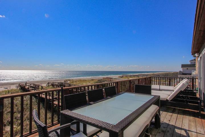 Vacation home for 12 people, with balcony and hot tub in The Hamptons