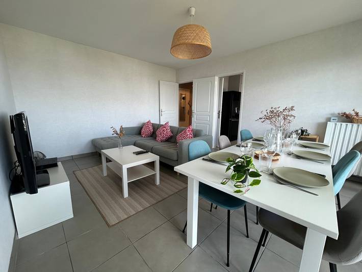 Entire apartment, Bright 3-Bedroom Apartment with Balconies, Open Views, and Wi-Fi in Vannes, Côte des Mégalithes