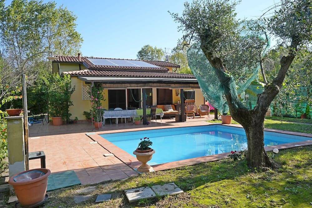 Private Villa with A/C, Wifi, private pool, Tv, veranda, pets allowed, parking, close to La Spezia in Ameglia, Ameglia Municipality