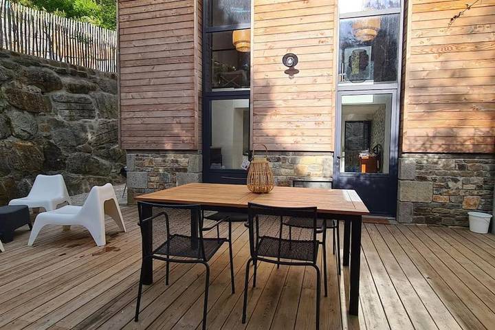 Location de vacances pour 10 personnes, avec terrasse ainsi que vue et jardin à Saint-Jean-le-Thomas