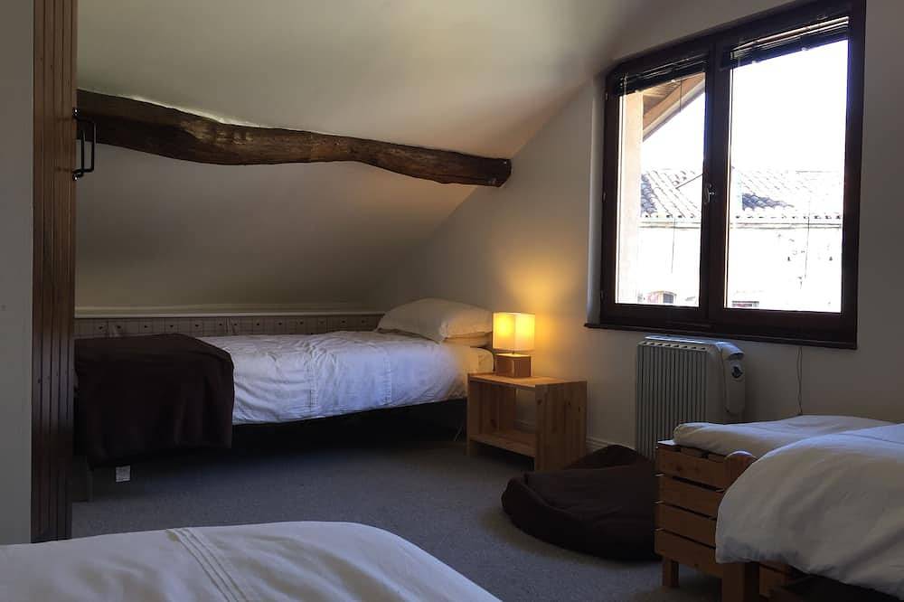 La Vieille Ferme, French Pyrenees, Pool & Hot Tub in Mauléon-Barousse, Pyrénées