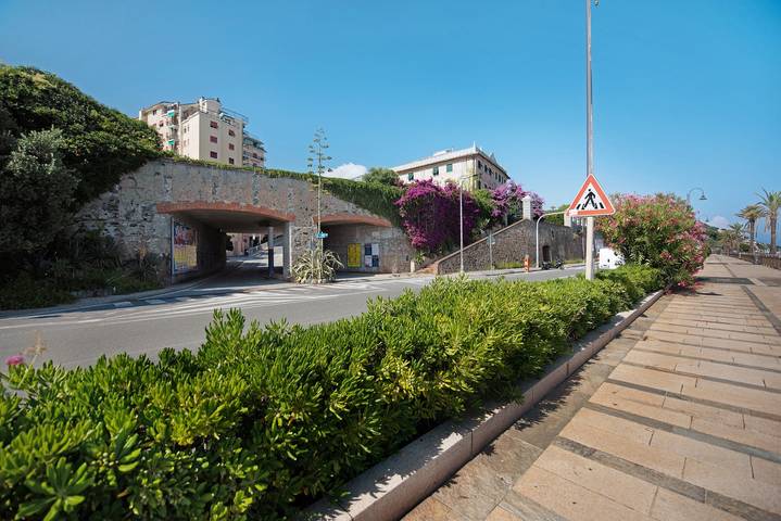 Appartamento intero, Appartamento 'Casa Cogoleto Terrace and Parking' con vista mare, Wi-Fi e aria condizionata in Spiaggia dello Scandolaro, Cogoleto
