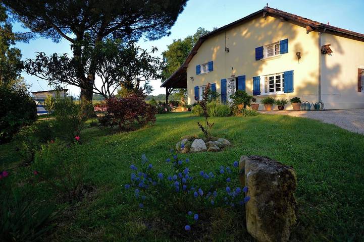 Location de vacances pour 6 personnes, avec jardin et terrasse à Dému