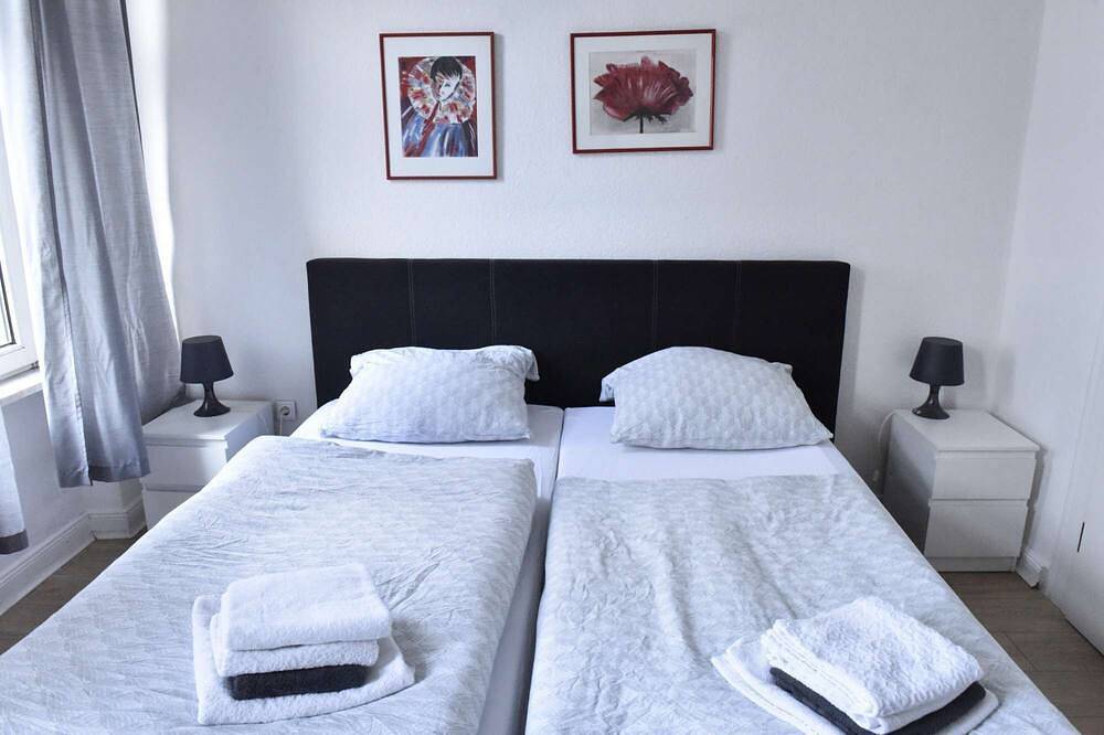 Ganze Wohnung, Luxuriöse großzügige Wohnung mit einem Schlafzimmer in Wuppertal, Bergisches Land