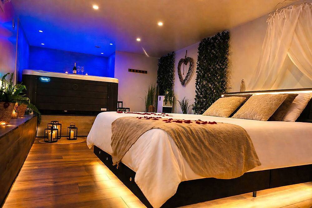 Appartement entier, Le Bain des Violettes • Suite romantique avec jacuzzi privatif in Dole, Jura