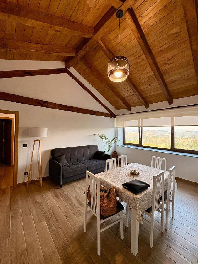 Gîte pour 2 personnes, avec jardin ainsi que vue et terrasse, animaux acceptés à Becerreá