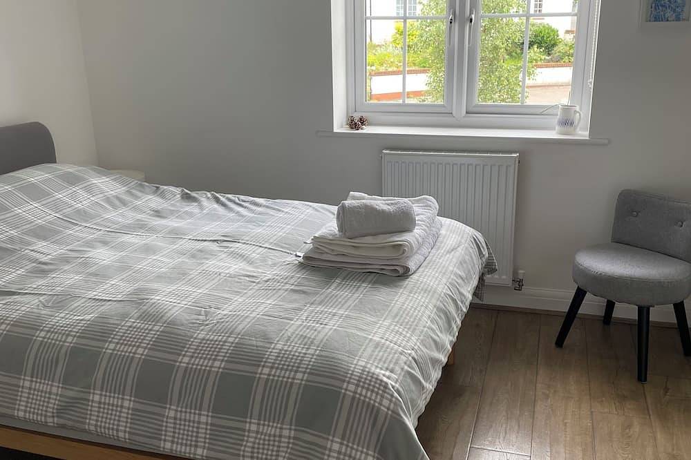 Coastal countryside retreat with South facing garden and local beaches. in Watchet, Somerset