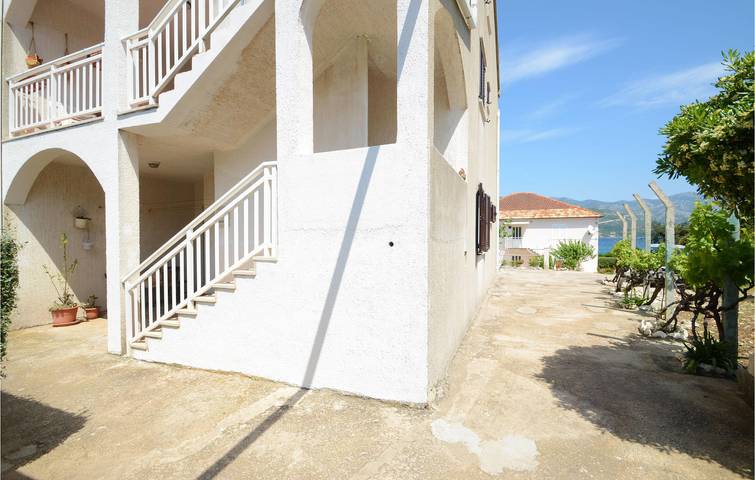 Ganze Ferienwohnung, Charmantes 200 m vom Strand entferntes Apartment mit Terrasse und Parkplatz in Račišće (Dalmatien), Korcula