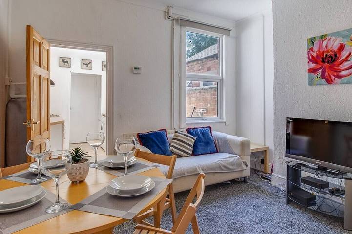 Apartment for 6 people in Coventry