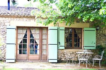 Gîte pour 2 personnes, avec terrasse ainsi que piscine et jardin à Saint-Avit-Sénieur