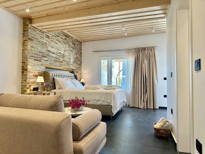 White & black Suites – Suite Five in Platis Gialos Sifnos, Sifnos