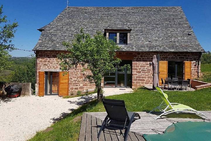 Gîte pour 8 personnes, avec terrasse et jardin à Louignac