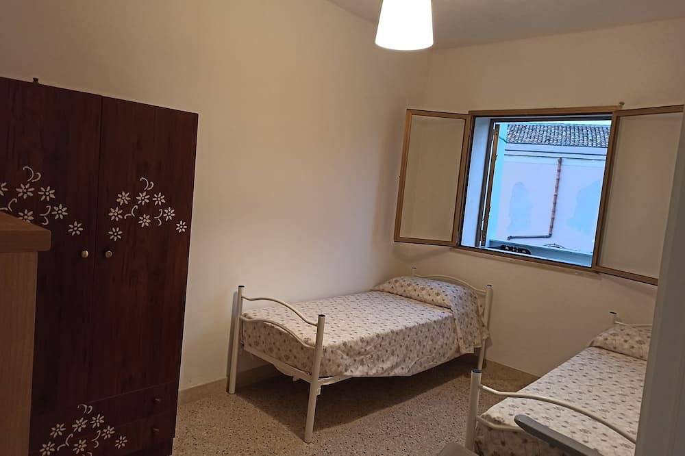 Ganze Wohnung, Cozy apartment a few steps from the sea and with a large terrace overlooking the sea in Terrasini, Palermo Provinz