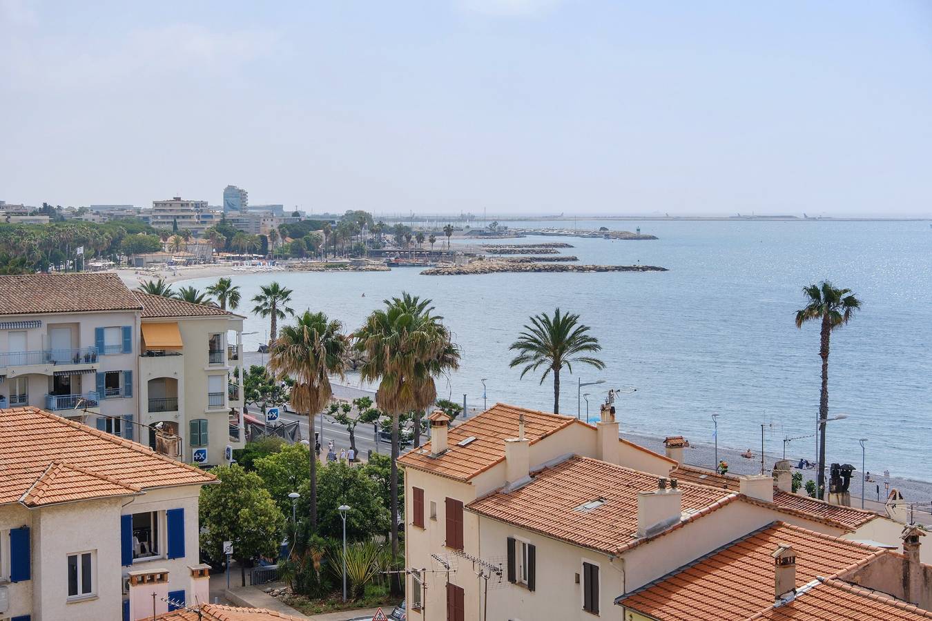 Entire apartment, Apartment 'T2 Stunning Sea View' with Sea View, Wi-Fi and Air Conditioning in Cagnes-sur-Mer, Mediterranean Coast (France)