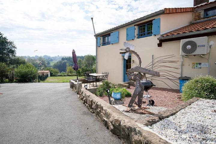 Gîte pour 5 personnes, avec jardin ainsi que piscine et vue, animaux acceptés dans Saint-Paul-en-Gâtine