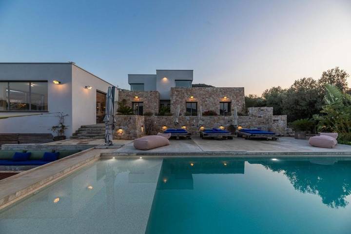 Villa pour 10 personnes, avec piscine ainsi que jardin et vue