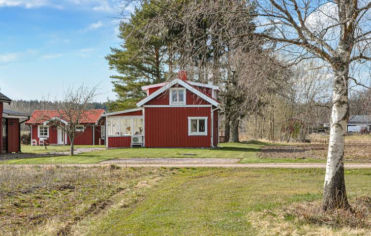 Hus för 4 Personer med trädgård in Vänern