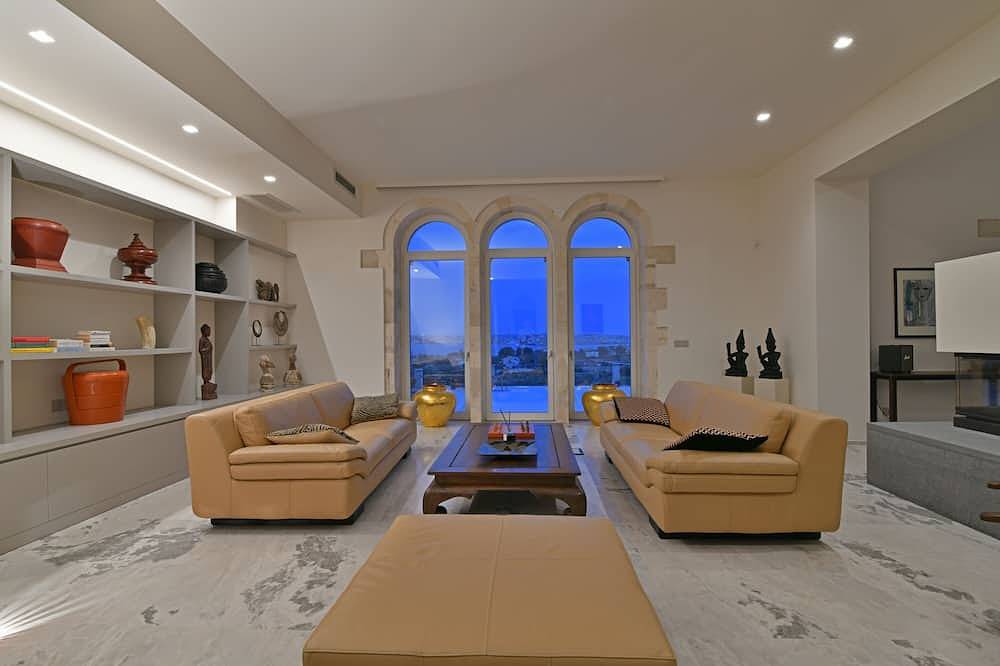 Villa Oleandra: Luxe, daily service, sea & sunset impressive views, 24mt  pool in Isola (Italien), Syrakus