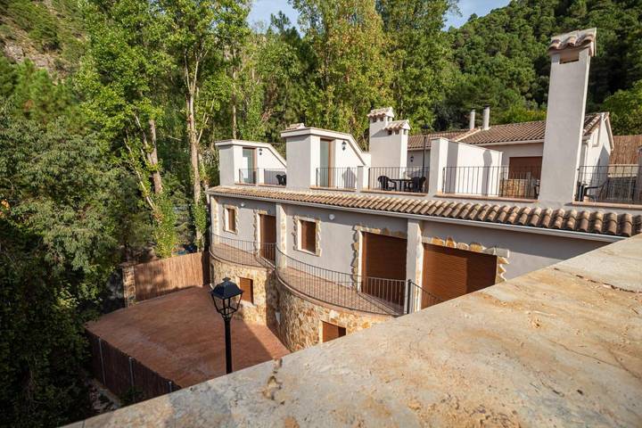 Apartamento para 4 personas, con piscina para niños y piscina además de vistas y jardín, Se admiten mascotas en La Iruela