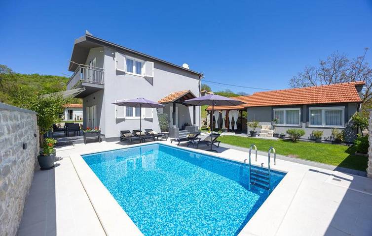 Villa pour 7 personnes, avec piscine ainsi que jardin et vue, animaux acceptés à Sinj