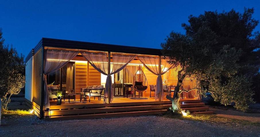 Camping für 6 Personen, mit Terrasse und Ausblick in Tisno