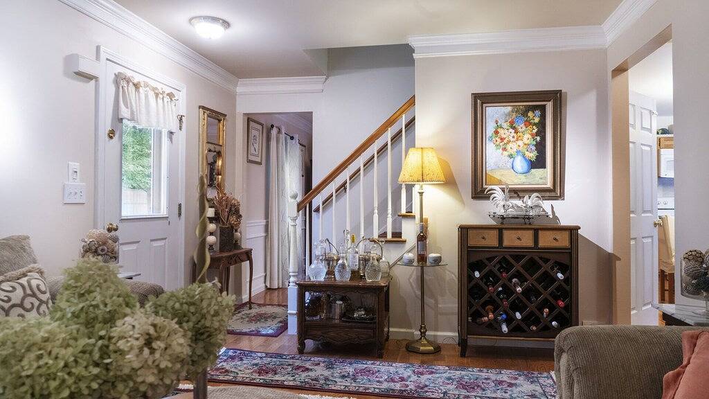 Private hidden gem walking distance to town, restaurants, and shopping! in Litchfield County