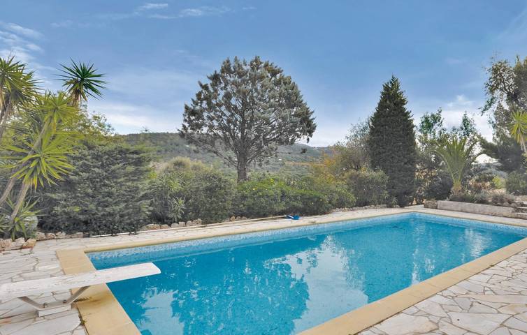 Location de vacances pour 8 personnes, avec piscine ainsi que terrasse et jardin à Gassin - 3