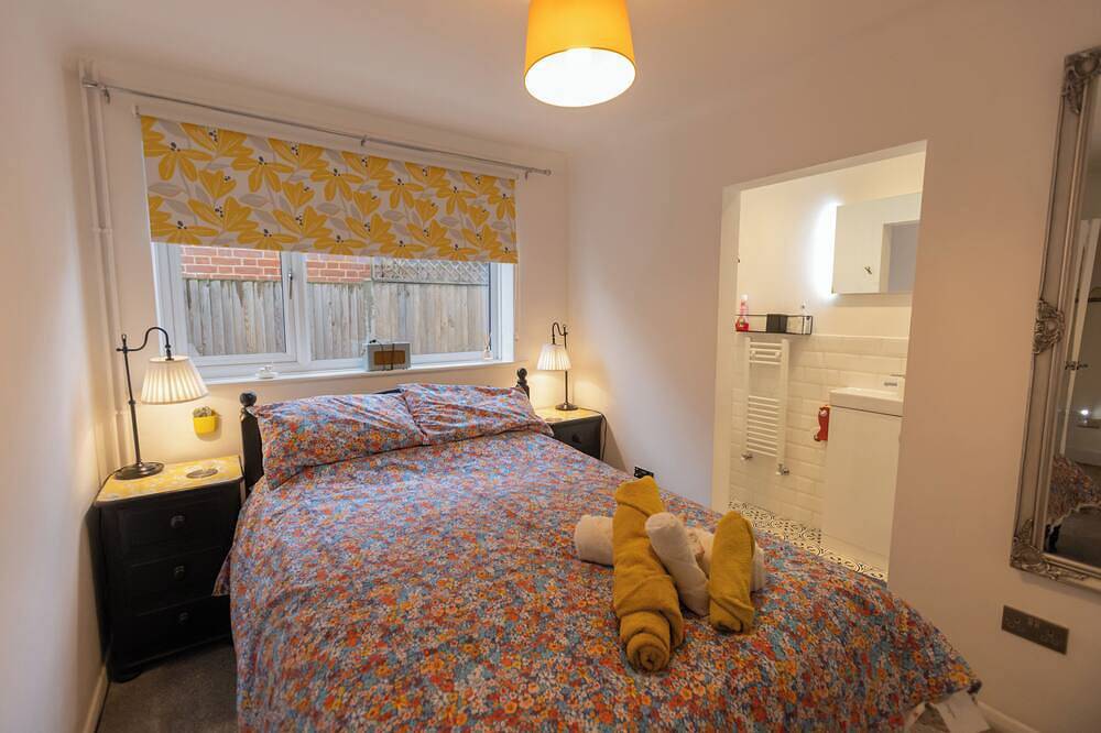 Quirky bungalow on coastal walk with distant sea views. Fully secure garden. in Herne Bay, Kent