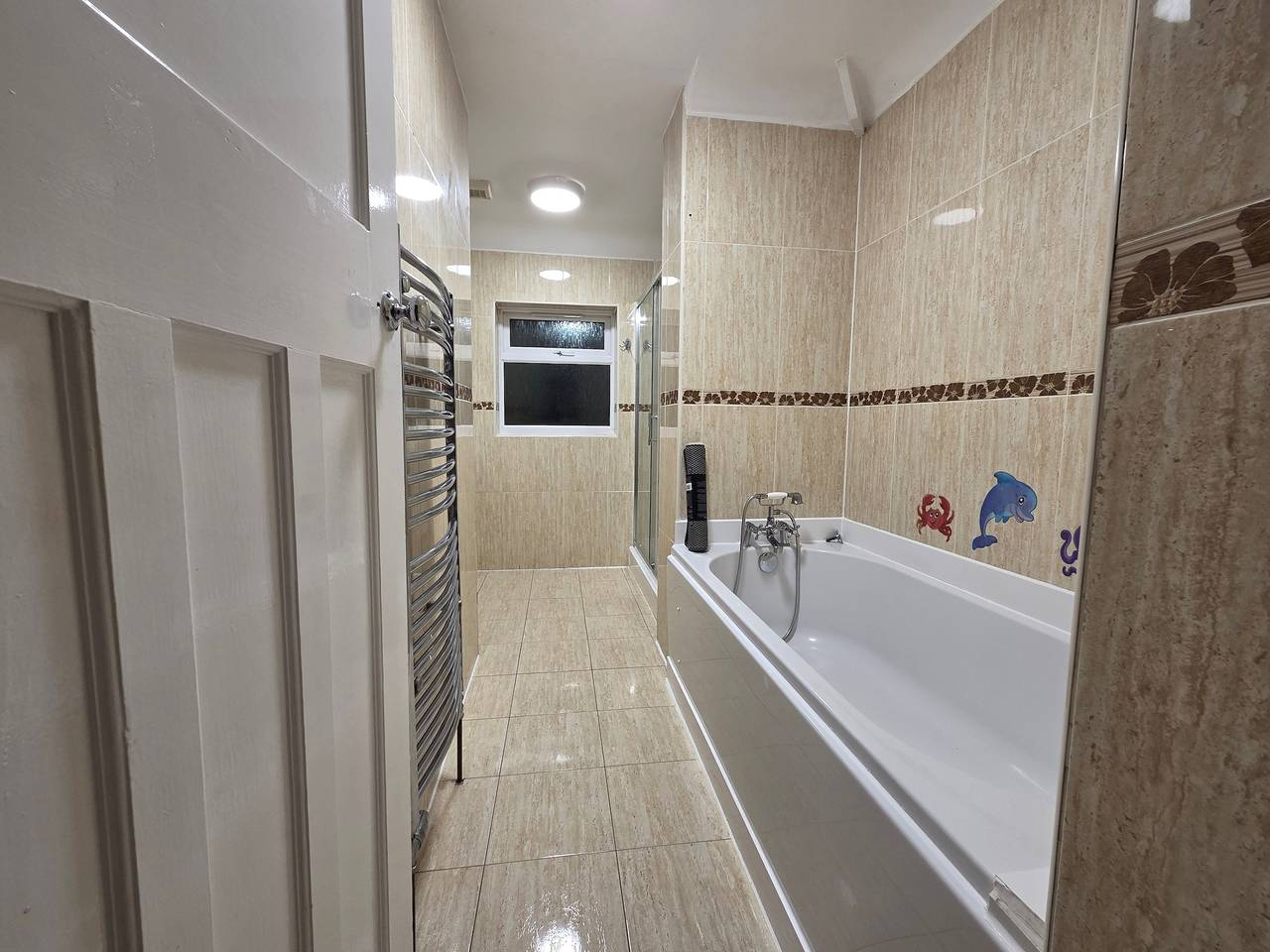 3 Bed House Sleeps 6 -Private Garden -Pets Welcome in Bedford