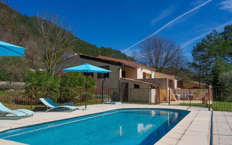 Location de vacances pour 15 personnes, avec Terrasse et Jardin ainsi que Piscine et Vue à Roquestéron - 3