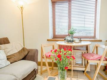 Log Cabin for 2 People in Gloucestershire, South West England, Photo 4