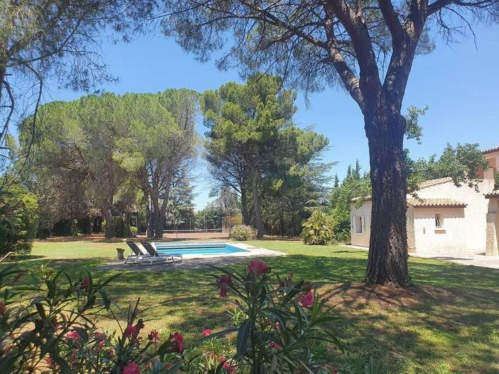 Location de vacances pour 14 personnes, avec piscine ainsi que vue et jardin à Garons - 3
