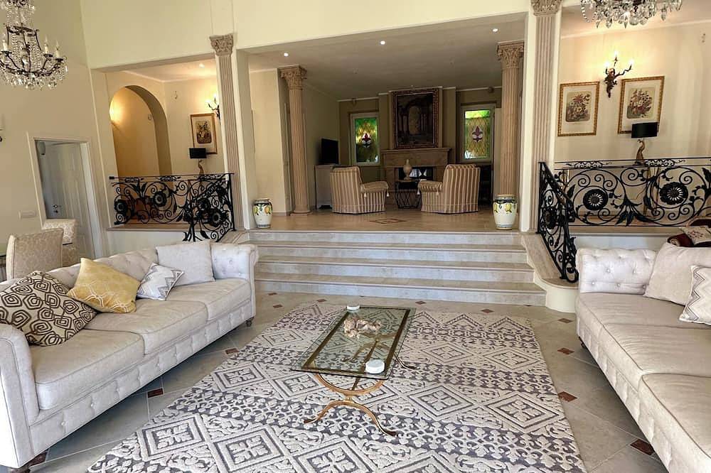 Luxurious  2-bedroom villa with private pool, Ac, Wifi , Vineyard in  Tuscany in Castelnuovo di Garfagnana, Garfagnana