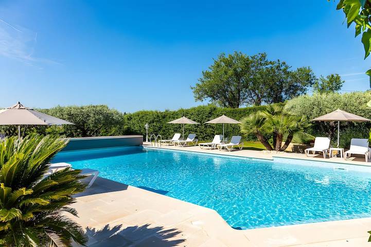 Gîte pour 4 personnes, avec jardin et piscine