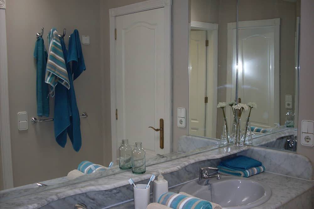 Entire apartment, Beautiful beachside apartment with stunning sea views. Seven pools on complex! in Costa Teguise, Teguise