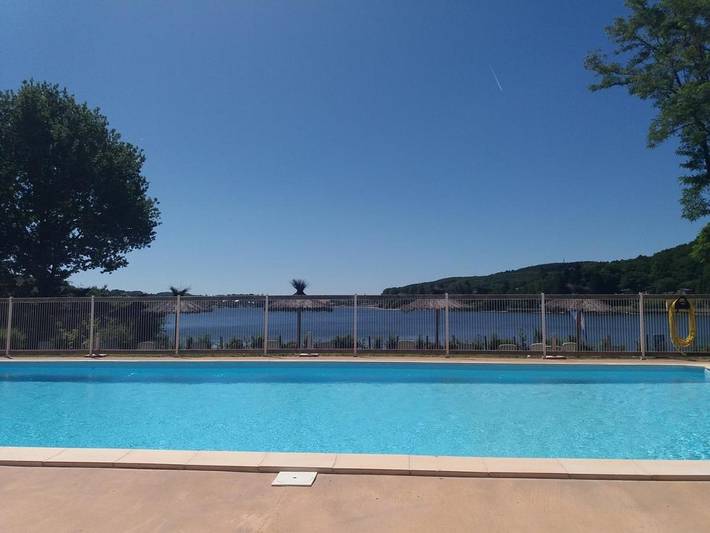 Location de vacances pour 4 personnes, avec terrasse ainsi que piscine et jardin dans Lac de Villefranche de Panat - 4