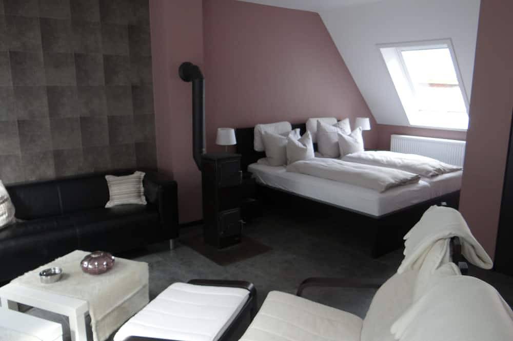 Ganze Wohnung, Ruhige, großzüge und  lichtdurchflutete Ferienwohnung/Loft\nmit großem Hofgarten in Buchholz, Müritz