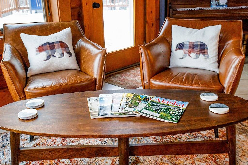 Gorgeous cabin home with private hot tub, private washer/dryer, & gas fireplace in Anchorage, Alaska