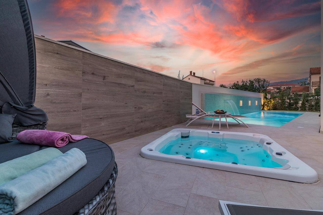 Villa Elena Deluxe mit Whirlpool und beheiztem Pool am Meer und wunderschönen Blick auf die Brijuni Inseln in Fazana, Südküste Istrien