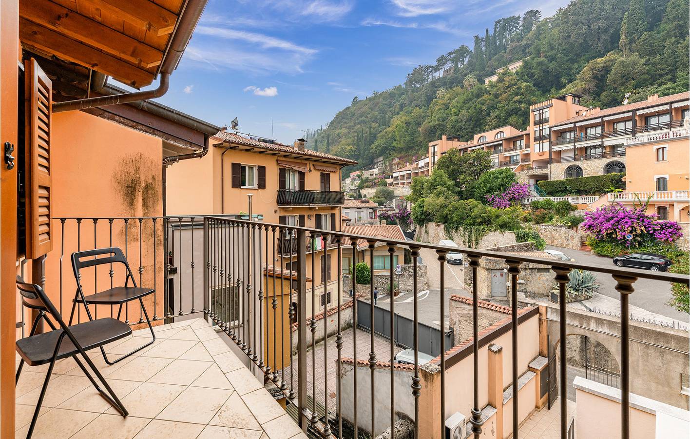Ganze Ferienwohnung, Terrassenstudio: Kochnische, WiFi, Restaurants zu Fuß erreichbar in Maderno, Toscolano-Maderno