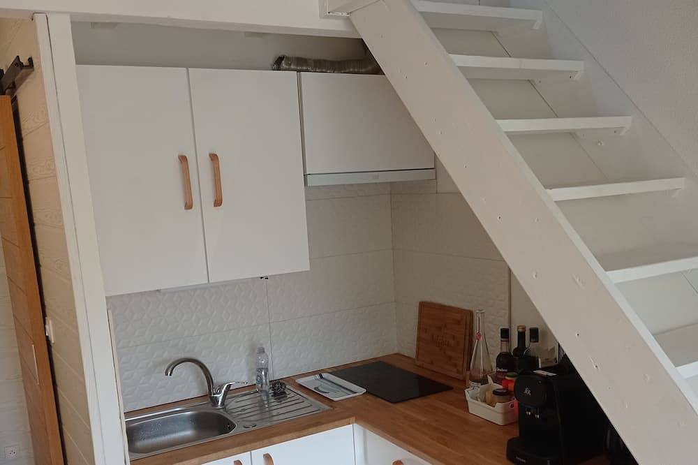Petit pavillon avec terrasse/ mezzanine/piscine/parking  à 200 m de la mer. in Narbonne Plage, Narbonne